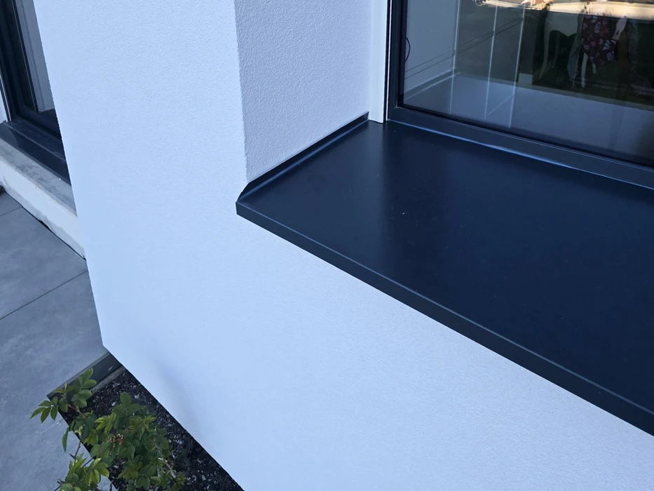 Façade extérieure d'un bâtiment moderne avec enduit blanc texturé