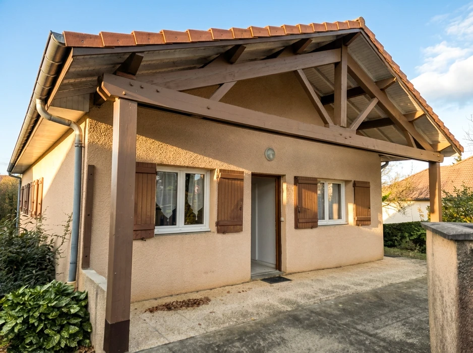 Maison individuelle de plain-pied, façade enduit grésé beige, volets bois marron