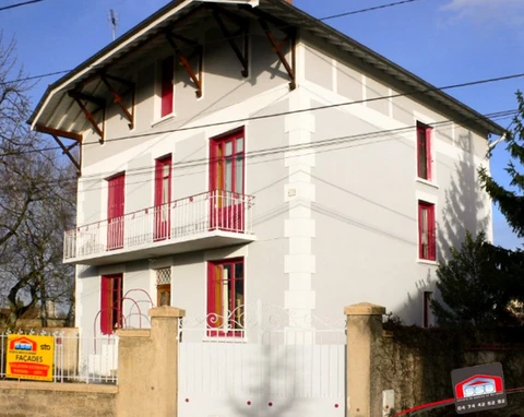Maison bourgeoise rénovée, façade enduit blanc, menuiseries et volets PVC rouge bordeaux, balcon ferronnerie fer forgé