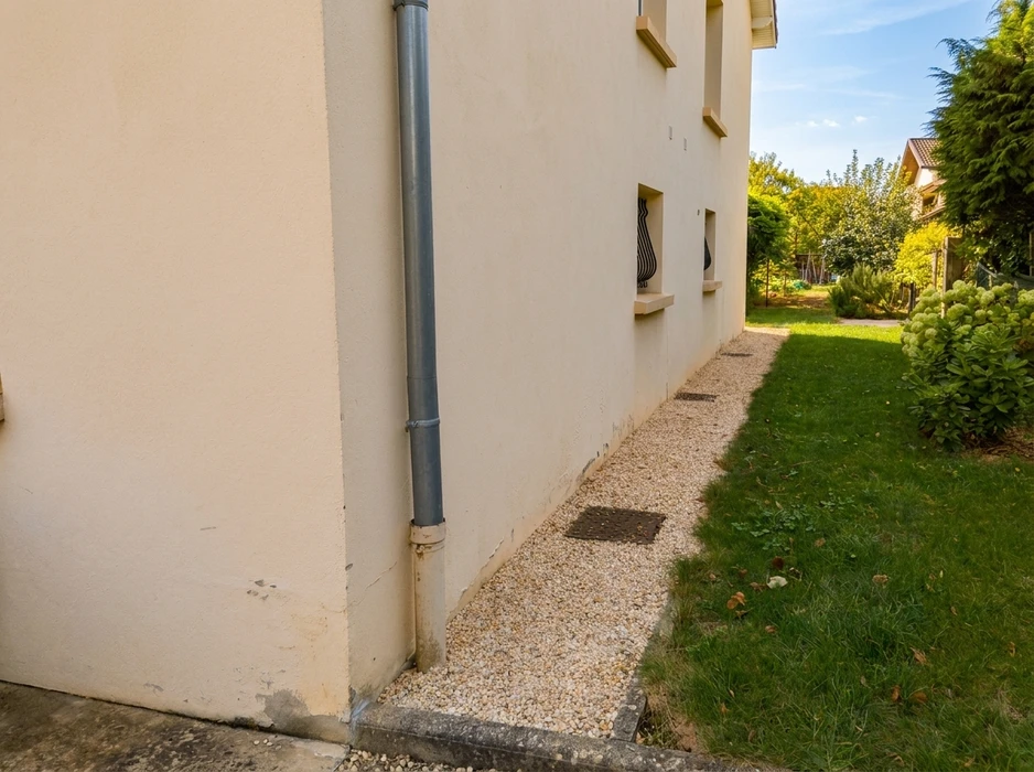Façade latérale d'une maison pavillonnaire, vue extérieure